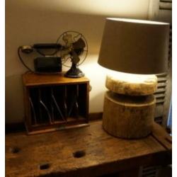 Oude originele vijzel lamp, doorleefde houten lampenvoet