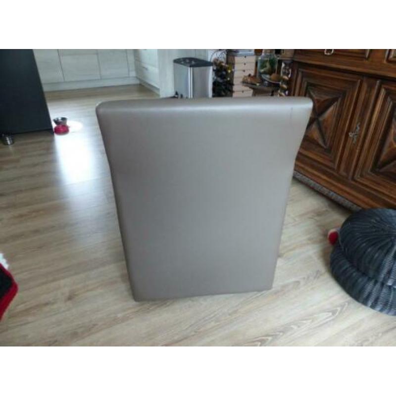 Te koop aangeboden 4 eetkamer stoelen,leverkleurig / bruin