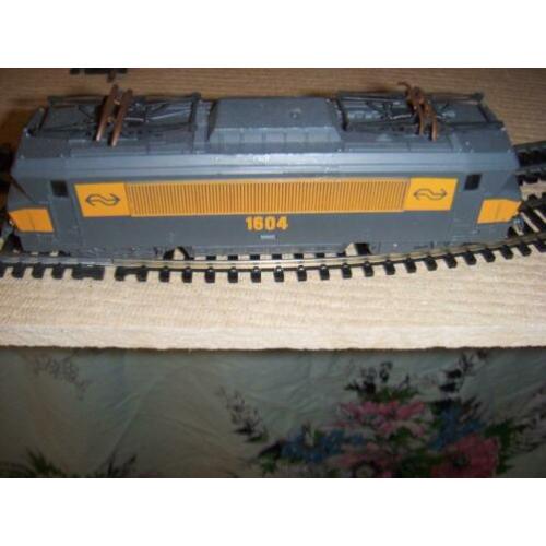 heel veel lima rails +2 treinen 4 wagons zonder trafo