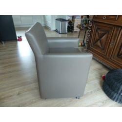 Te koop aangeboden 4 eetkamer stoelen,leverkleurig / bruin