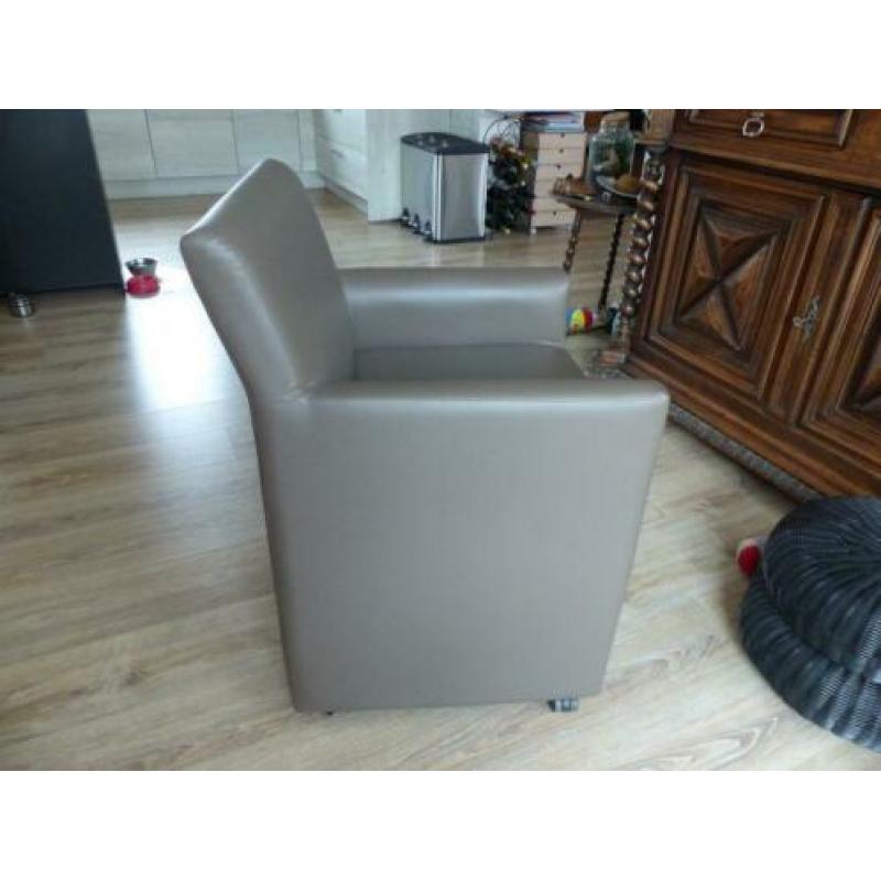 Te koop aangeboden 4 eetkamer stoelen,leverkleurig / bruin