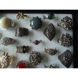 (r944) mix partij ringen, 50 stuks, incl display