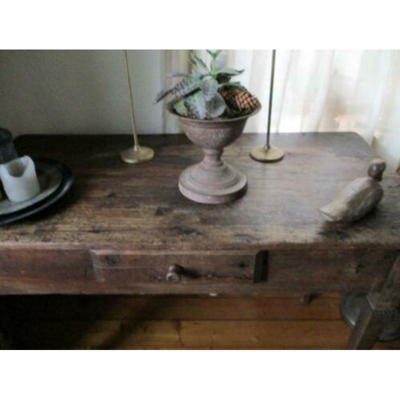 Antieke tafel met grote la
