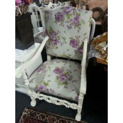 Mooie fauteuil met paarse bloemen.