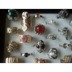 (r944) mix partij ringen, 50 stuks, incl display