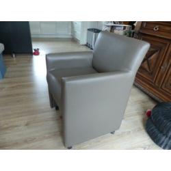 Te koop aangeboden 4 eetkamer stoelen,leverkleurig / bruin