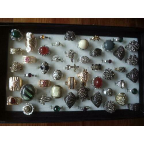 (r944) mix partij ringen, 50 stuks, incl display