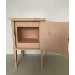 Brocante nachtkastje roze