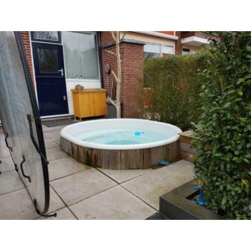 Hottub voor 6 tot 8 personen.Elektrisch gestookt