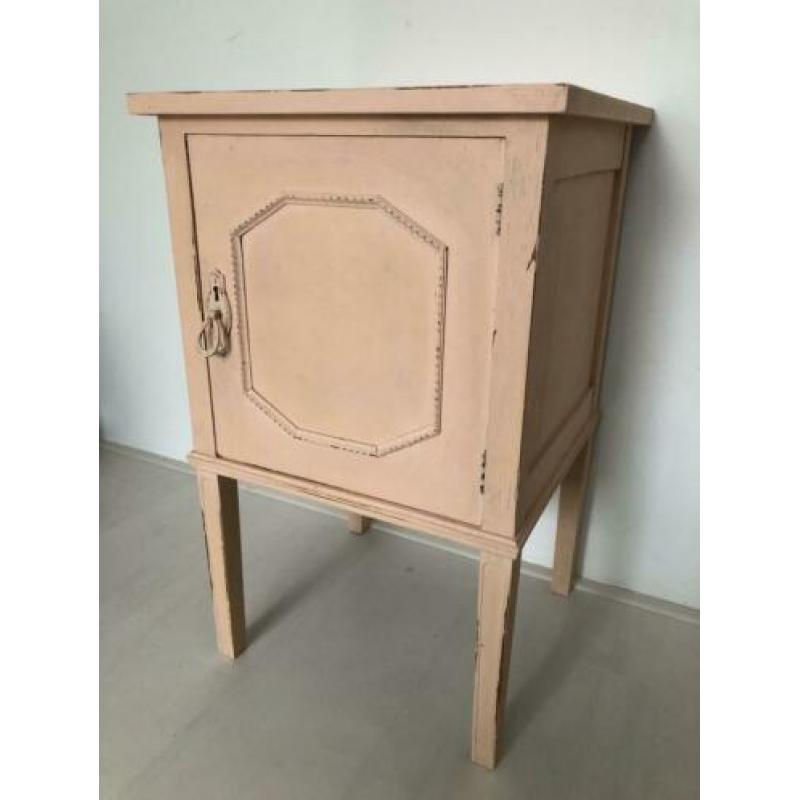 Brocante nachtkastje roze