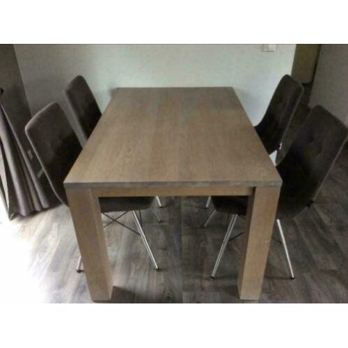 Eethoek: eettafel met 4 stoelen. Henders en Hazel.