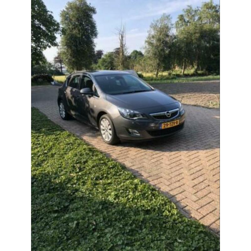 Opel Astra 1.4 Turbo 140pk 5D AUT 2012 Grijs Xenon/Led/Navi