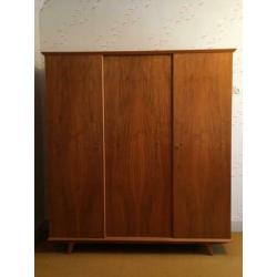 Retro kledingkast jaren 60/70 stijl.
