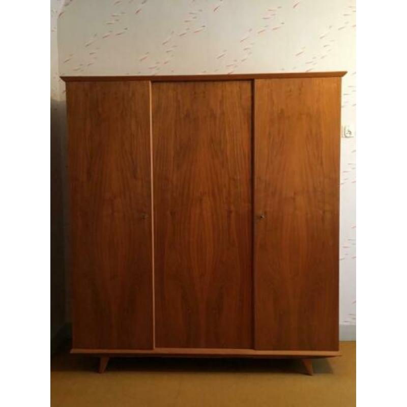 Retro kledingkast jaren 60/70 stijl.