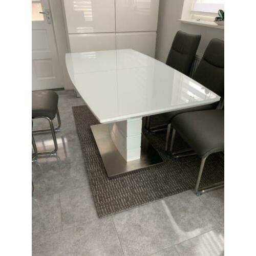 Nieuwe eettafel met glas