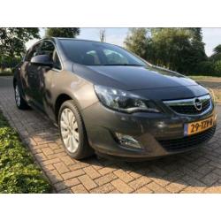 Opel Astra 1.4 Turbo 140pk 5D AUT 2012 Grijs Xenon/Led/Navi