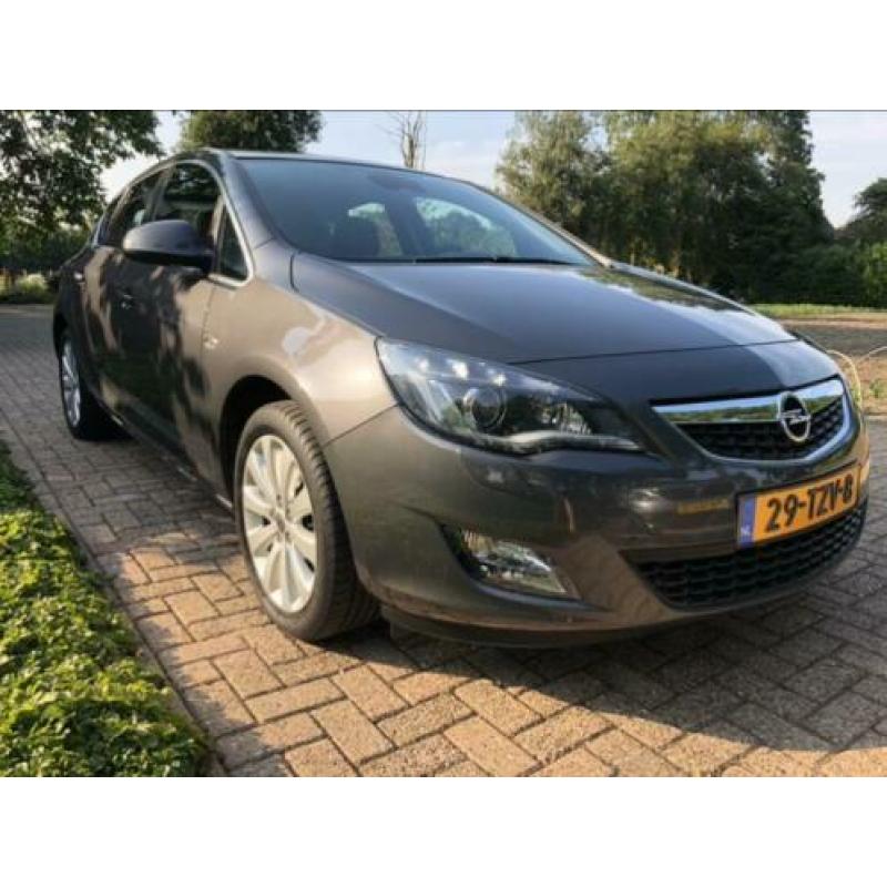 Opel Astra 1.4 Turbo 140pk 5D AUT 2012 Grijs Xenon/Led/Navi