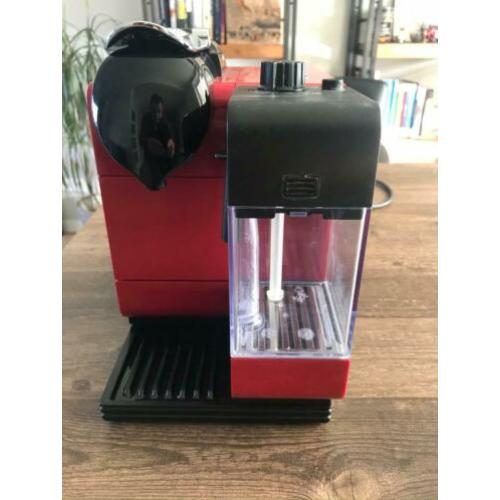 DeLongh Nespresso Lattissima rood met melkopschuimer