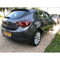 Opel Astra 1.4 Turbo 140pk 5D AUT 2012 Grijs Xenon/Led/Navi