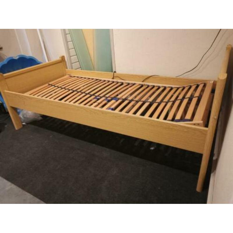 Bed met elektrische lattenbodem