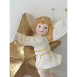 Grote oude ster met engel van papier-maché