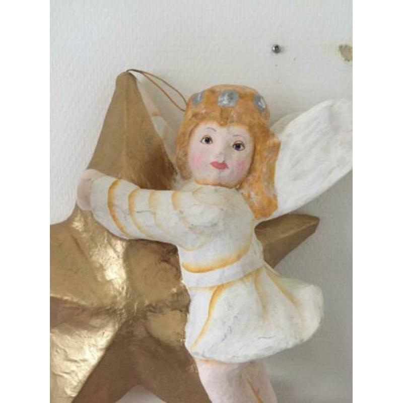 Grote oude ster met engel van papier-maché