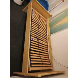 Bed met elektrische lattenbodem