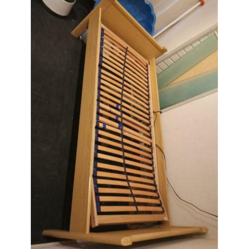 Bed met elektrische lattenbodem