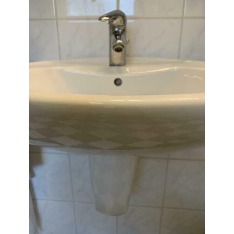 Twee wc fonteintjes en 1 wastafel met kraan