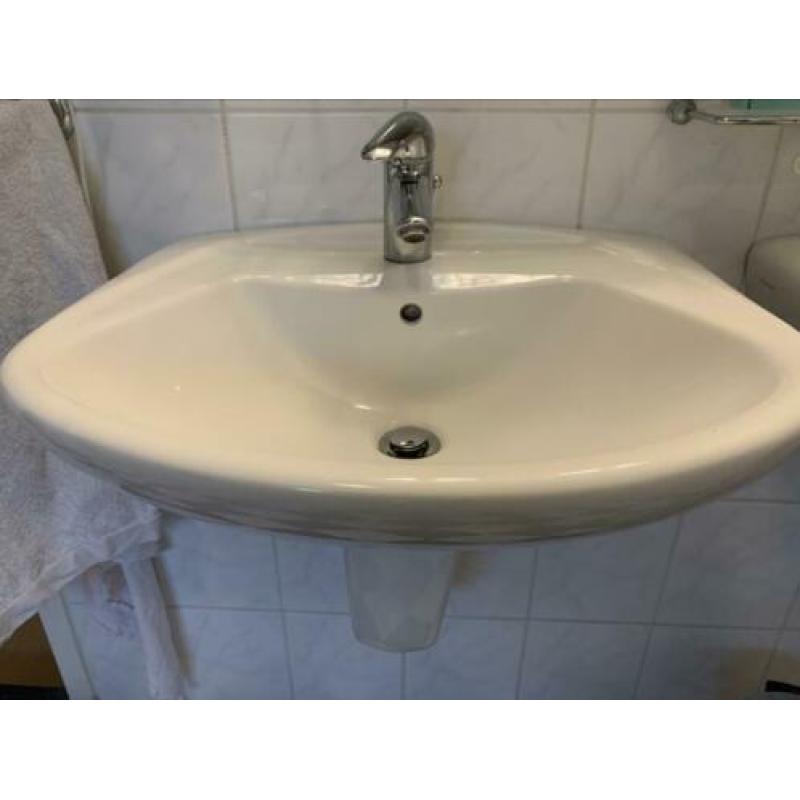 Twee wc fonteintjes en 1 wastafel met kraan