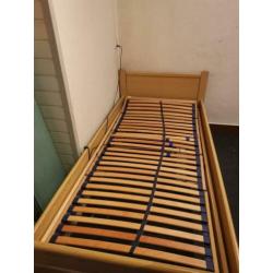 Bed met elektrische lattenbodem