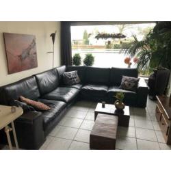 Zwart leren hoekbankstel (Natuzzi)+salontafel.