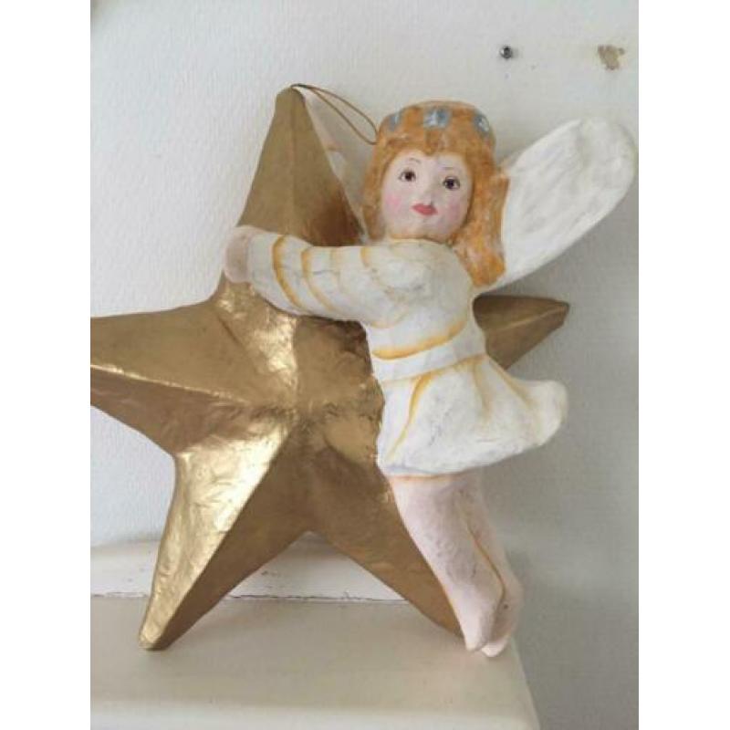 Grote oude ster met engel van papier-maché