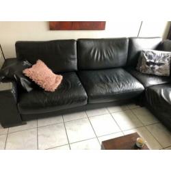 Zwart leren hoekbankstel (Natuzzi)+salontafel.