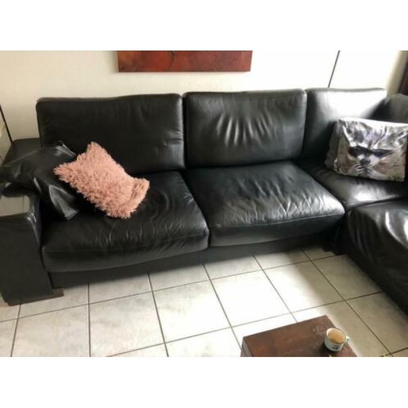 Zwart leren hoekbankstel (Natuzzi)+salontafel.