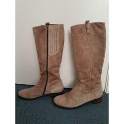Camel-kleurige suède laarzen, leer gevoerd, maat 39,5.