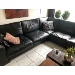 Zwart leren hoekbankstel (Natuzzi)+salontafel.