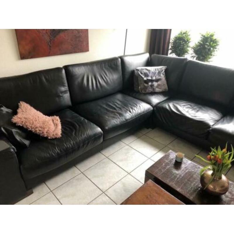 Zwart leren hoekbankstel (Natuzzi)+salontafel.