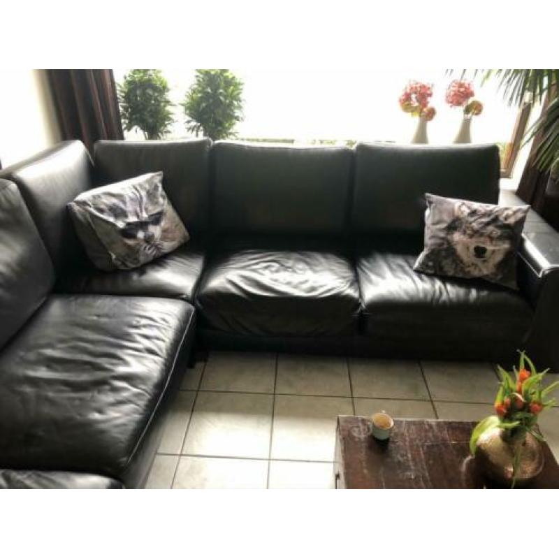 Zwart leren hoekbankstel (Natuzzi)+salontafel.