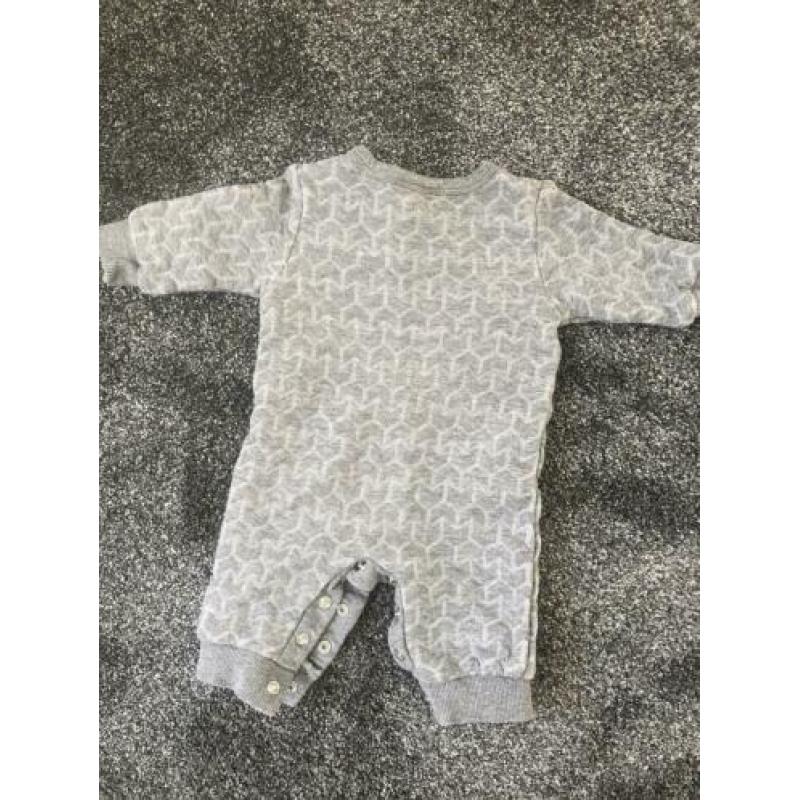 Grijs baby pakje maat 50
