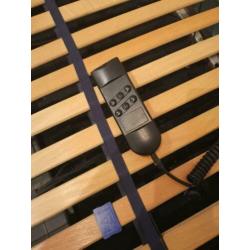 Bed met elektrische lattenbodem