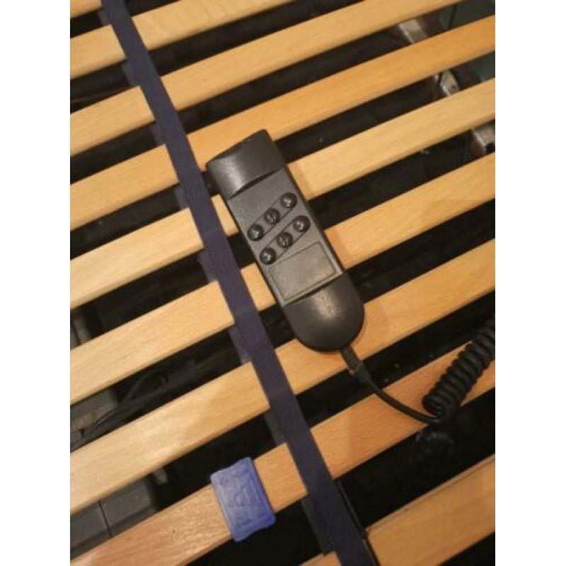Bed met elektrische lattenbodem