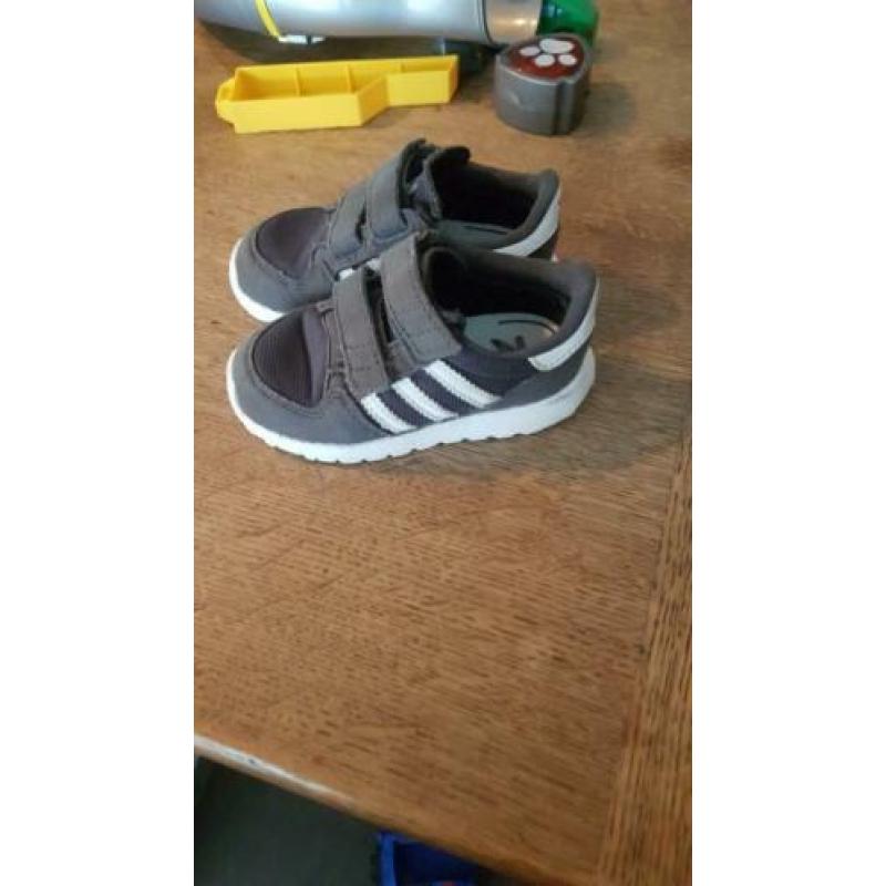Super leuke Adidasjes weinig gedragen maat 21