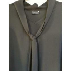 Te Koop: OPHILIA Blouse met strik. Zwart, mt 4. (J-52).