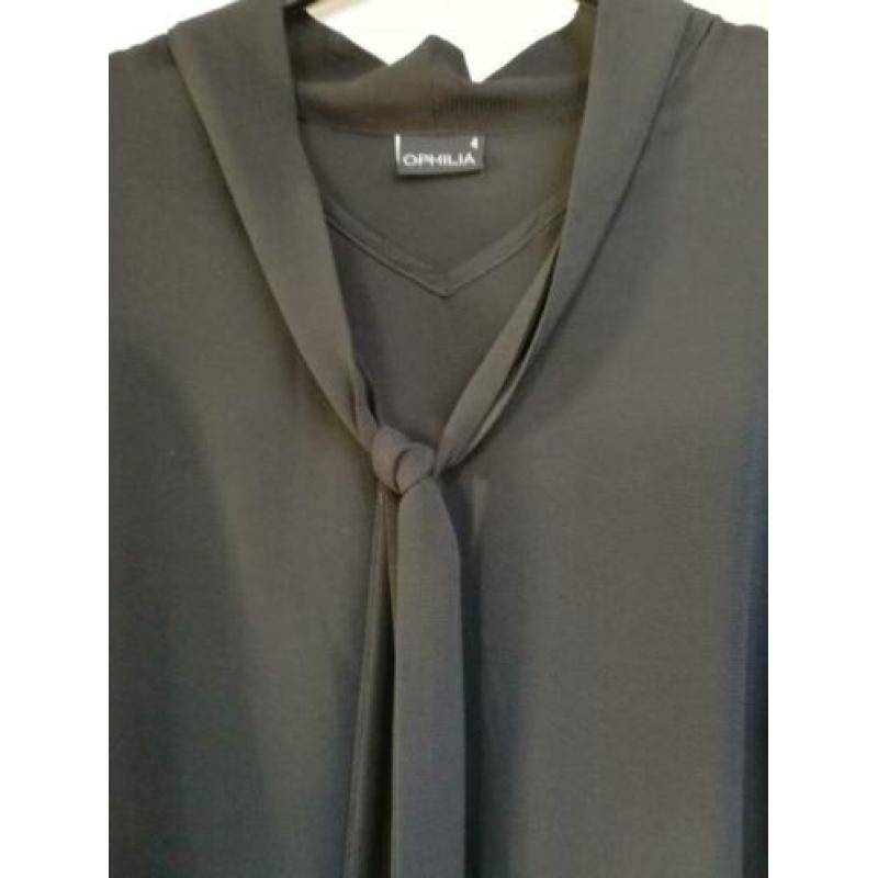 Te Koop: OPHILIA Blouse met strik. Zwart, mt 4. (J-52).