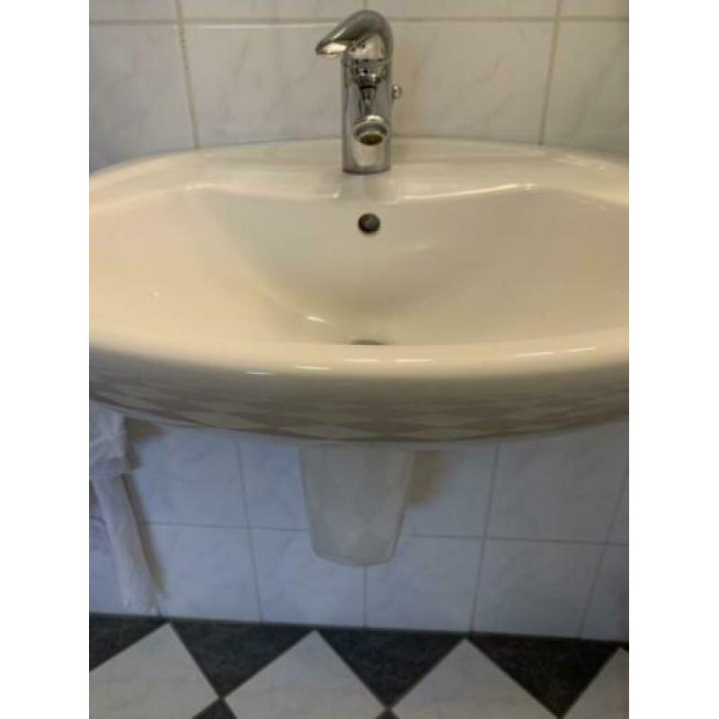 Twee wc fonteintjes en 1 wastafel met kraan