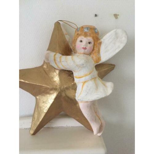 Grote oude ster met engel van papier-maché
