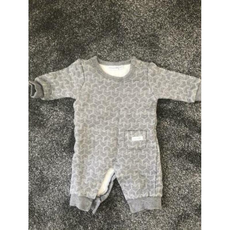 Grijs baby pakje maat 50