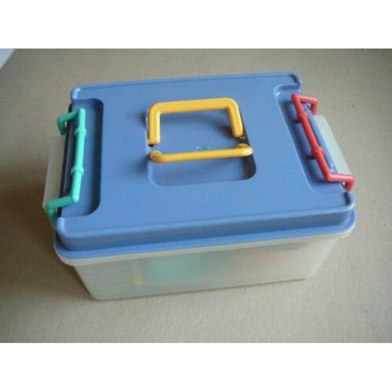 kunststof picknickbox met bekers, borden schaaltjes en beste