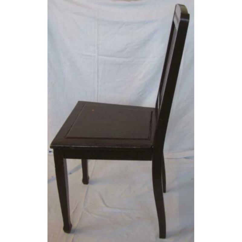 Oude antieke stoel. Bruine stoel. Houten stoel. Brocante